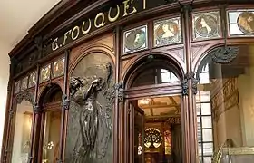 Au no&nbsp;6, façade de la boutique du bijoutier Georges Fouquet conçue en 1901 par Mucha, Paris, musée Carnavalet.