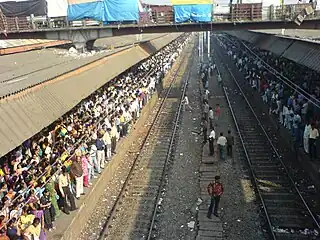 Gare de Borivali&nbsp;(en), dans la banlieue de Mumbai : les quais 3 et 4 à l'heure de pointe (de 8 à 9&nbsp;h du matin).