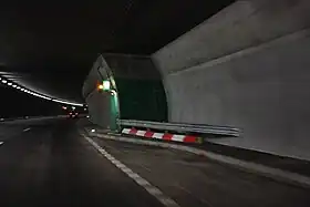 Le mur contre lequel s'est écrasé l'autocar. La glissière de sécurité a été remplacée et des plots ont été rajoutés.