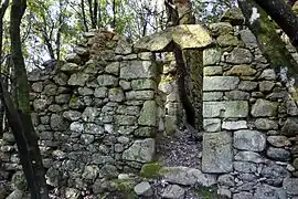 Entrée de maison ruinée.