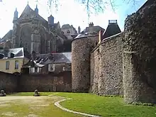 Muraille avec tours et à gauche fragment d'un bâtiment religieux