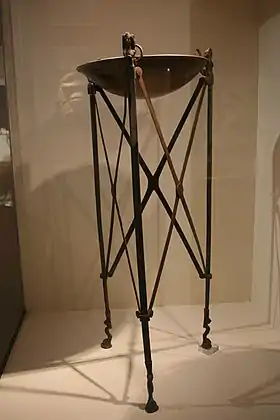Le trépied de Giberville exposé au musée de Normandie à Caen.