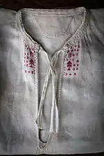 Chemise paysanne fermée au col par des rubans (XIXe&nbsp;siècle)