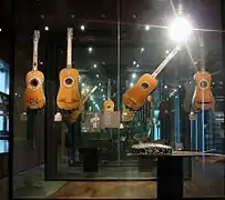 Guitares du XVIIe siècle avec au second plan celles de la famille Voboam.