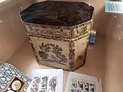 Boîte octogonale décorée de découpes, Italie du nord, troisième quart du XVIIIe&nbsp;siècle, Musée Remondini, Bassano del Grappa.