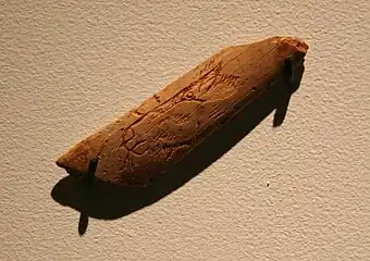 Tête de cheval gravée. Os, 4&nbsp;cm. Neues Museum. Collection du Museum für Vor- und Frühgeschichte.