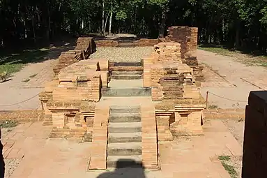 Mỹ Sơn G1, mi-XIIe&nbsp;siècle. Escalier du gopura. Au delà, dans l'axe : mandapa, salle probablement protégée par une charpente couverte en tuiles