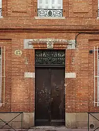 Immeuble néo-classique, no&nbsp;13 : détail de la porte et des ferronneries.