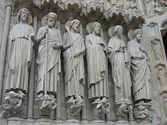 Statues du piédroit de gauche, du XIXe&nbsp;siècle : les apôtres Barthélemy, Simon, Jacques le Mineur, André, Jean et Pierre.