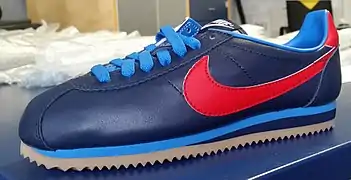 Une paire de chaussures Nike, marque américaine apparue dans les années 70 et aujourd'hui devenue leader dans les années 2000 du secteur après son vieux concurrent allemand Adidas, pionnier dans ce secteur.