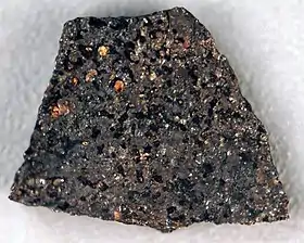 NWA 2989, une acapulcoïte. Largeur : 1,3&nbsp;cm.