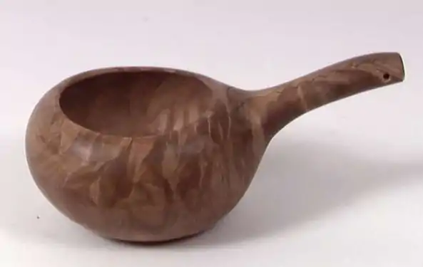 Le lait extrait est historiquement placé dans un bol de lait consacré : le nahppi&nbsp;(no).