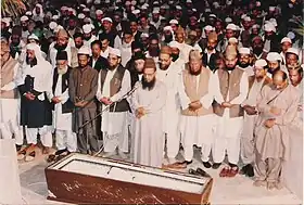 Prière funéraire pour :Syed Shujaat Ali Qadri&nbsp;(en) à Karachi, 1er février 1993.