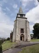Le donjon entièrement bâti en pierre calcaire.