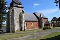 Côté sud avec la tourelle en pierre du donjon et une seconde tour en brique placée entre la nef et le chœur.