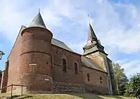 La nef entièrement en brique et l'imposante tour à l'angle nord-est de l'église.
