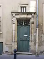 Porte d'entrée, au no&nbsp;25.