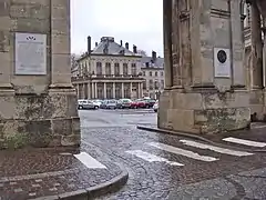 Entrée depuis la place Joseph-Malval