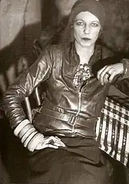 Portrait photographique en noir et blanc d'une femme .