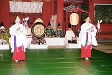 Deux danseuses debout en habit traditionnel.