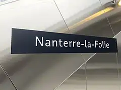 Plaque signalétique indiquant le nom de la gare, en mai 2024.