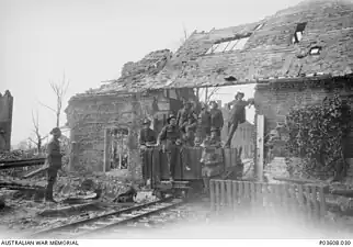 Soldats australiens dans Péronne.