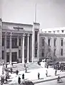 La Banque nationale de l'Iran, en 1946, avec le symbole du faravahar  sur le dessus.