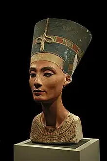 Buste de Néfertiti1353-1337Nouv. Emp., XVIIIe dyn.Calcaire peint, 47 cm.Musée égyptien de Berlin