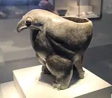 Vase en forme de rapace. Terre cuite grise, Yangshao, type Miaodigou. H. 36&nbsp;cm. Musée National de Chine
