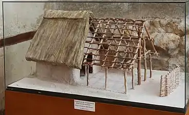 Néolithique: Proposition de reconstitution d'une maison du Ve&nbsp;millénaire.