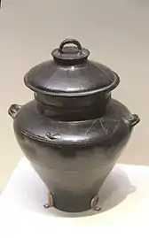 Jarre à boisson fermentée. Terre cuite noire fine et lustrée, H. 22 cm. Longshan du Shandong