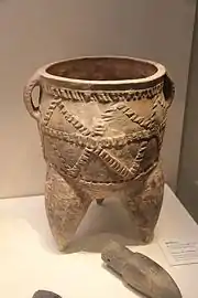 Tripode, type jia et un moule de pied, H. ≥ 40&nbsp;cm. Xi'an 1955. Culture de Keshengzhuang II, Longshan du Henan au Shaanxi. Musée national de Chine, Pékin.