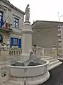 Fontaine devant la mairie.