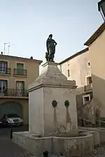 La fontaine de la place de la République avec une statue d'Athéna.