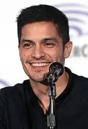 Nicholas Gonzalez dans le rôle du Dr Neil Melendez