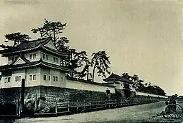 Le château de Nijō, remparts et douves au sud, vers 1902.