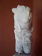 Statue de Niké (A183), trouvée sur Antiparos. Marbre de Paros, fin du Ve siècle av. J.-C.