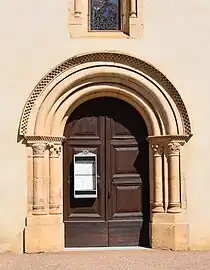 Vue du portail latéral de l'église.