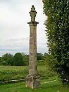 Colonne décorative à la limite ouest du village.