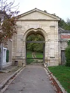 La « porte des Gondi », ancienne porterie du château des seigneurs de Noisy, détruit au XVIIIe&nbsp;siècle