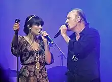Photographie de Nolwenn Leroy et Alan Stivell chantant en duo