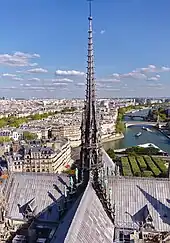 La flèche en 2018, surplombant la cathédrale et l'île de la Cité.