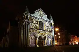 Éclairage nocture de la façade.