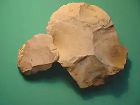 Nucléus et éclat Levallois en silex du Moustérien (300 000-38 000 BP, Homme de Néandertal).