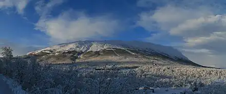 Le mont Nuolja en hiver, vu depuis le parc national d'Abisko.