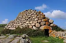 Photographie d'un nuraghe.