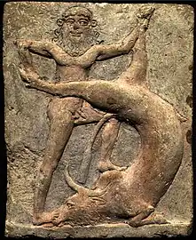Plaque en terre cuite représentant un taureau terrassé par un héros, peut-être une représentation du combat de Gilgamesh contre le Taureau céleste. Vers 2255 et 2219 av. J.-C., Musée Art et Histoire de Bruxelles.