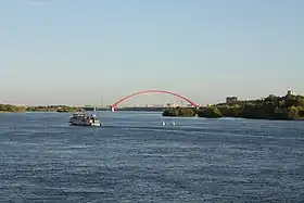 Le pont depuis le fleuve Ob