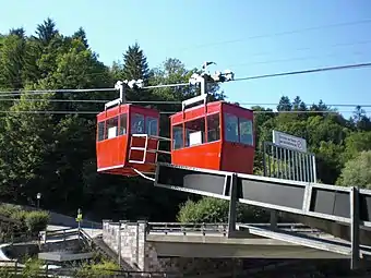 L'Obersalzbergbahn (en 2013) qui emmène les touristes du centre-ville de Berchtesgaden à mi-hauteur du mont Kehlstein (alt. 1&nbsp;850&nbsp;m), au sommet duquel est logé la Kehlsteinhaus (le Nid d’aigle).