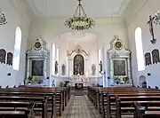 Vue intérieure de la nef vers le chœur.